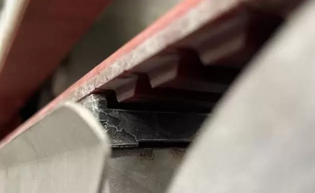 Structure de transmission brevetée pour la machine à double bordure de ligne droite