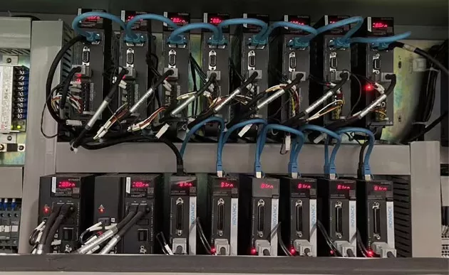 Système de contrôle moteur servo et VFD de précision, machine à double bordure droite