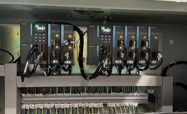 Système de contrôle moteur servo et VFD de précision, machine à double bordure droite